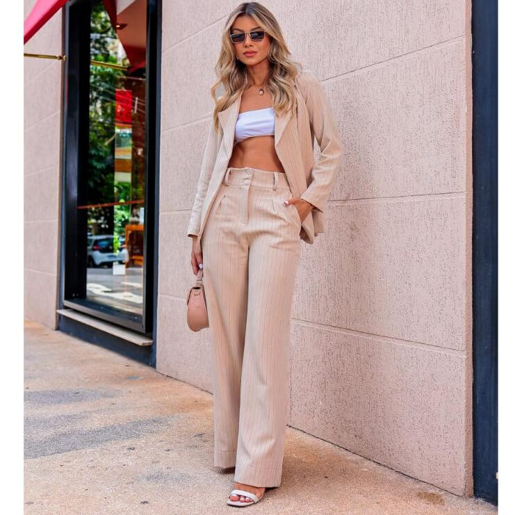 Conjunto Elegância Feminina: Calça Pantalona e Blazer de Alfaiataria Risca de Giz