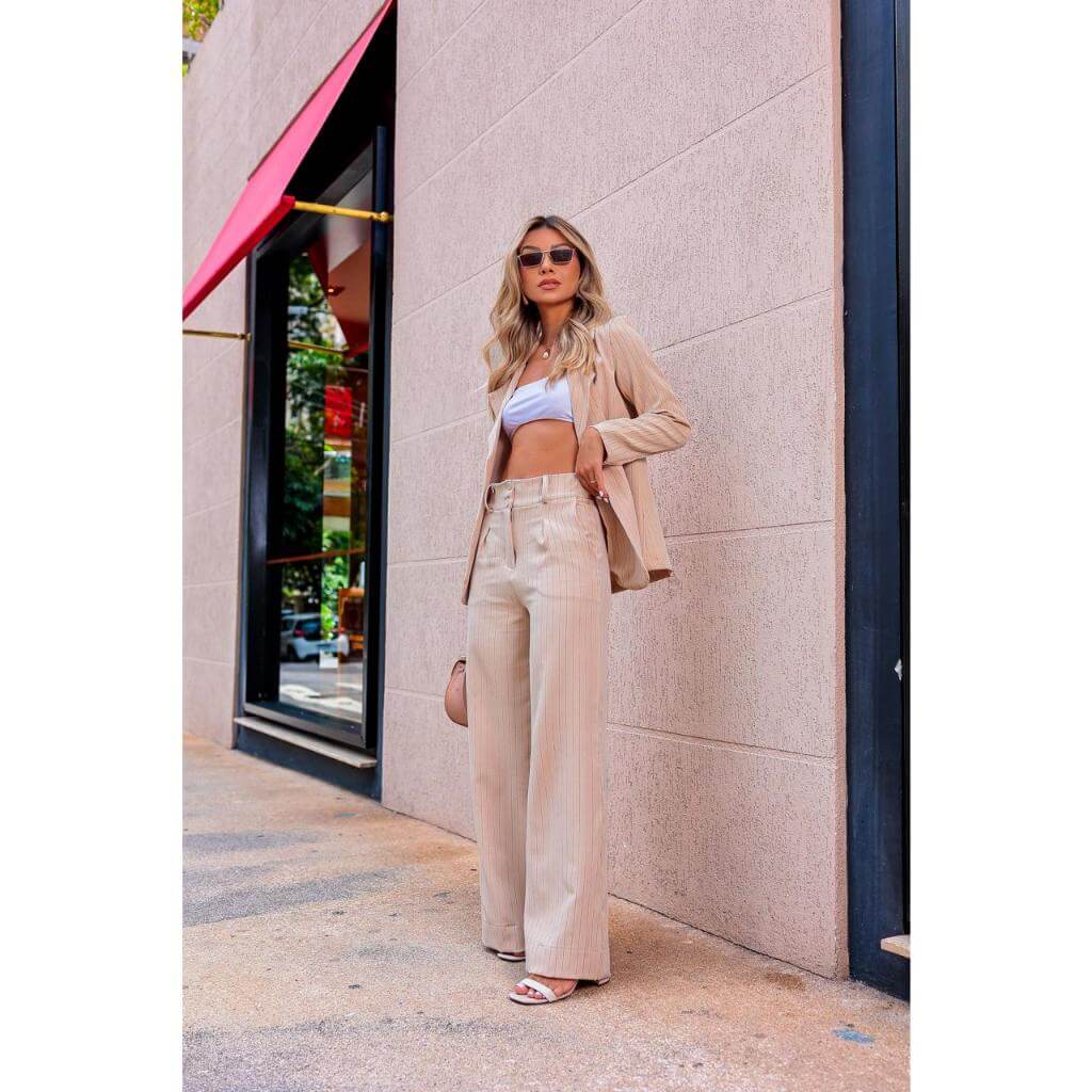 Conjunto Elegância Feminina: Calça Pantalona e Blazer de Alfaiataria Risca de Giz