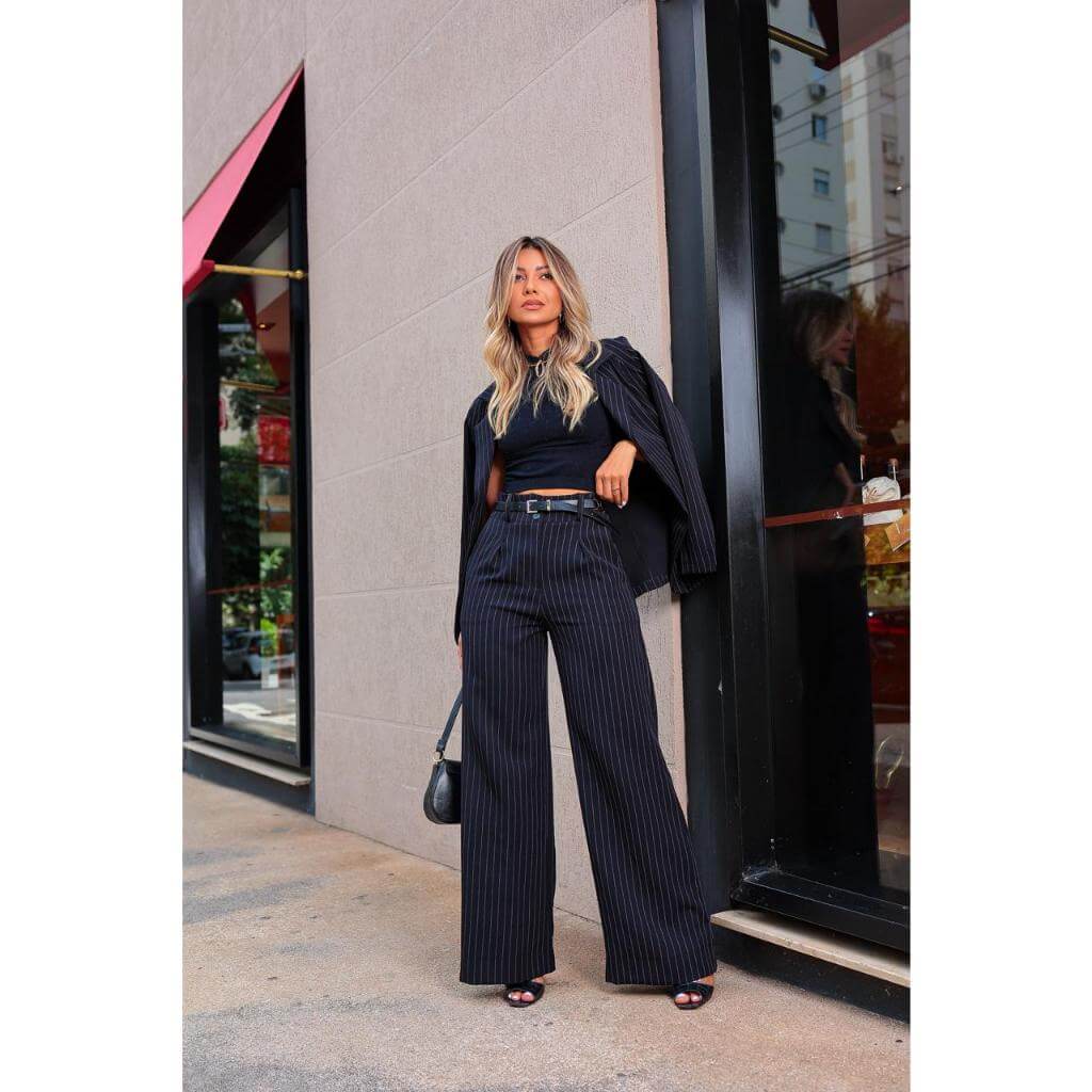 Conjunto Elegância Feminina: Calça Pantalona e Blazer de Alfaiataria Risca de Giz