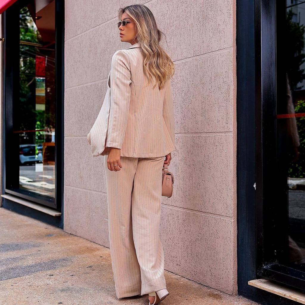Conjunto Elegância Feminina: Calça Pantalona e Blazer de Alfaiataria Risca de Giz