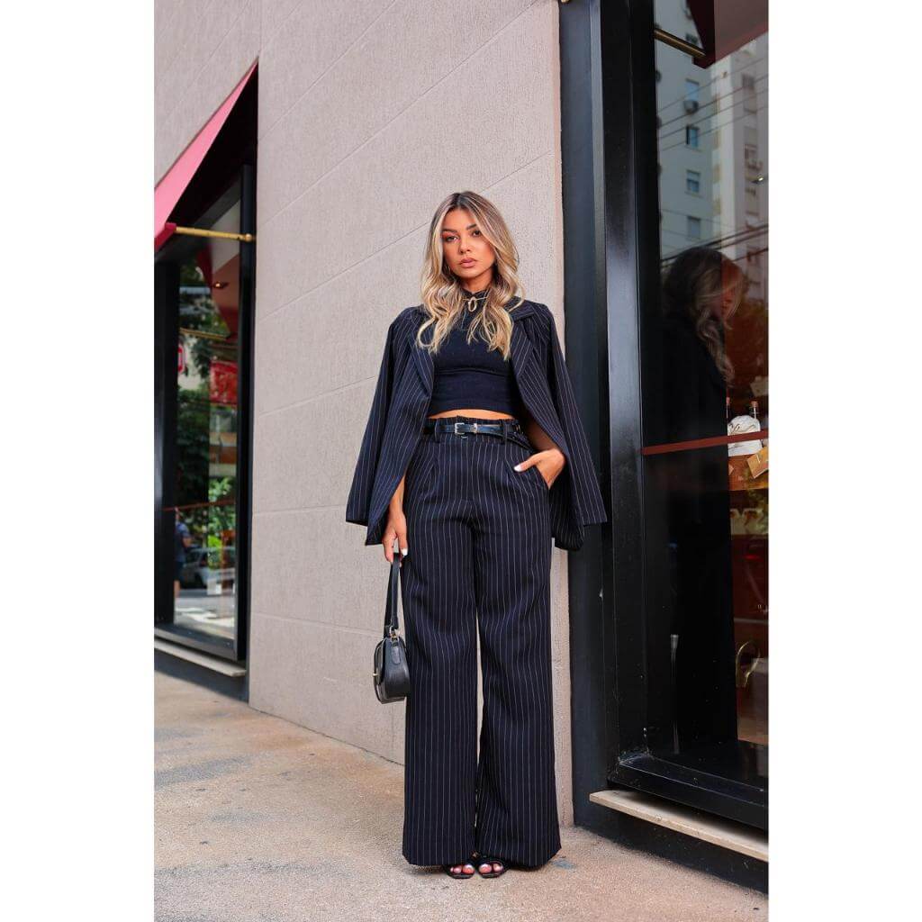 Conjunto Elegância Feminina: Calça Pantalona e Blazer de Alfaiataria Risca de Giz