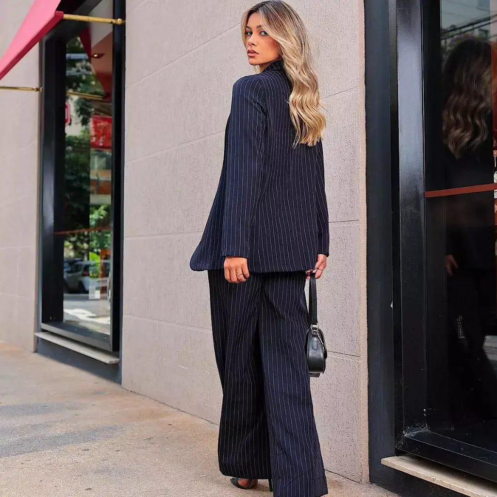 Conjunto Elegância Feminina: Calça Pantalona e Blazer de Alfaiataria Risca de Giz
